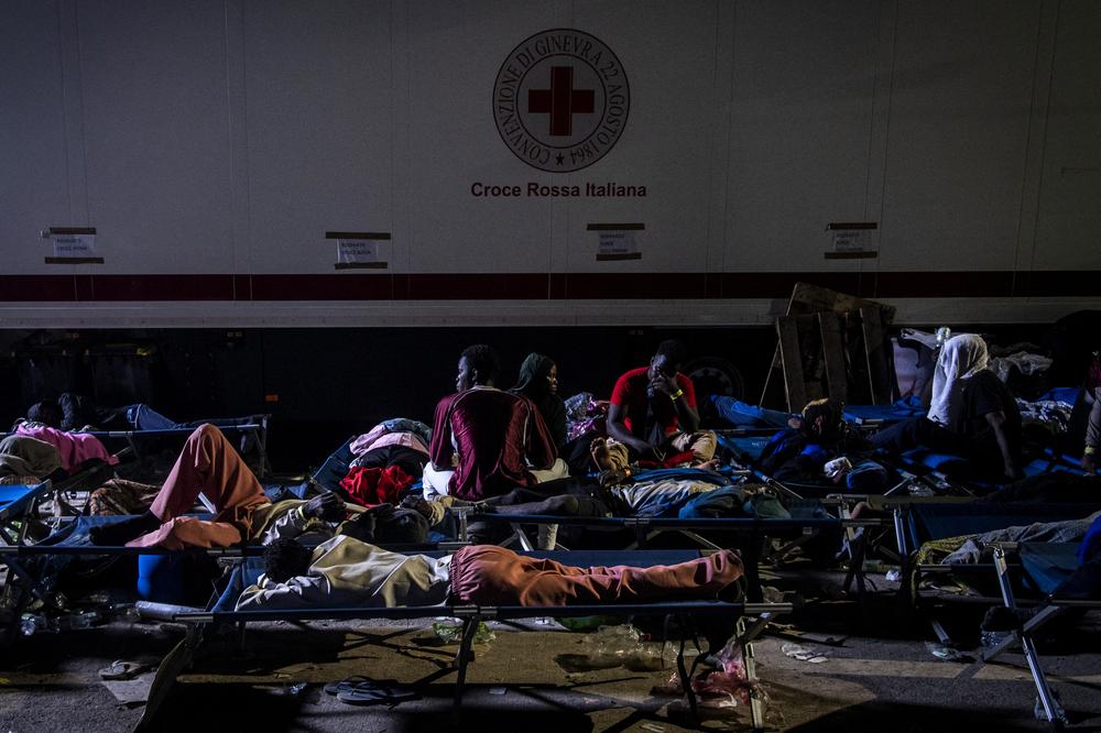 Lampedusa les images dune île submergée par un afflux record de migrants