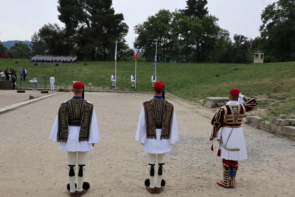 JO Paris 2024 les plus belles images de la flamme olympique allumée à