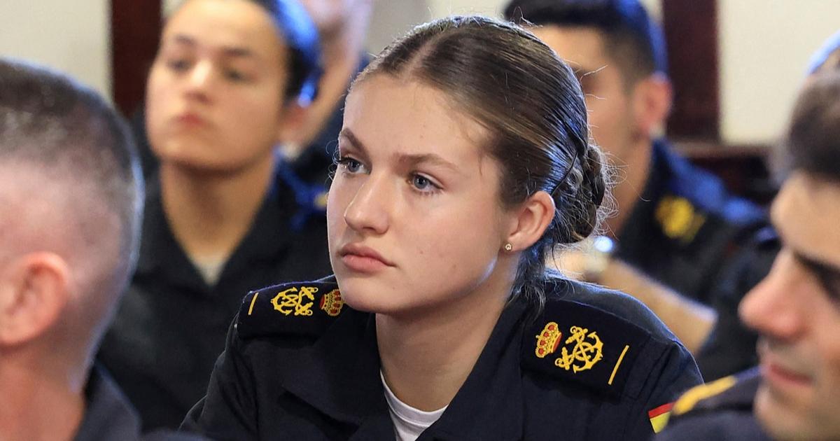 Leonor dEspagne en bikini sur une plage bien accompagnée cette Une qui affole la maison royale