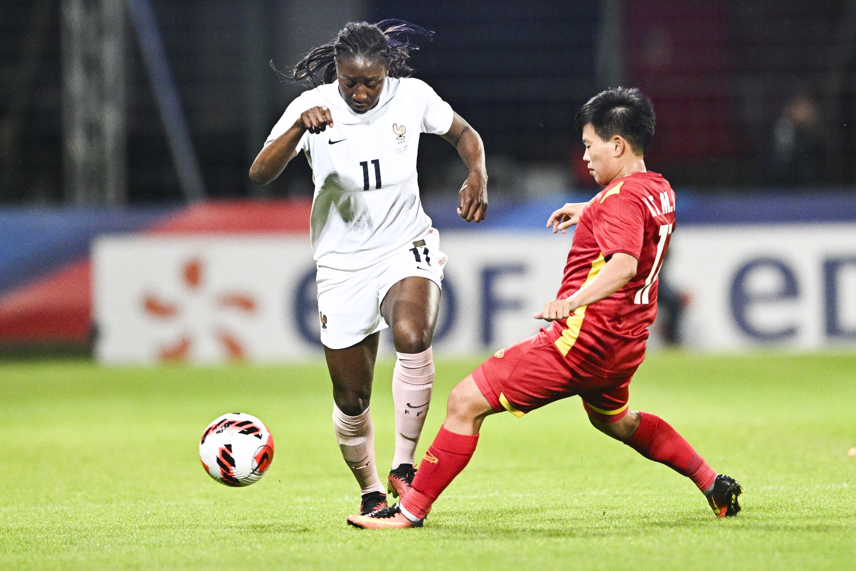 Football les Bleues réussissent leur entrée dans l Euro en écrasant l