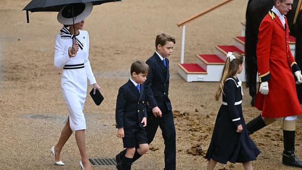 Charles Et Camilla Sous Une Pluie Battante Kate Middleton Au Balcon De