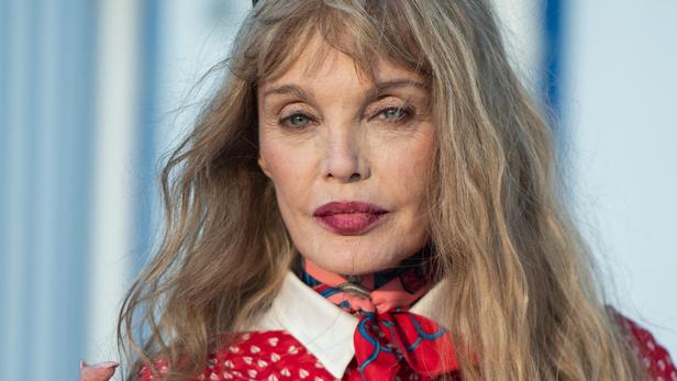 Tout nest que fiction raccourcis biais Arielle Dombasle très en