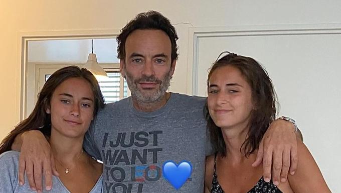 Anthony Delon dévoile une rare photo avec ses filles Loup et Liv