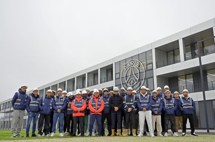 Psg Les Joueurs En Visite Au Futur Centre D Entra Nement De Poissy