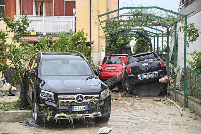 Inondations En Italie Au Moins Treize Morts Plus De 10 000 Personnes