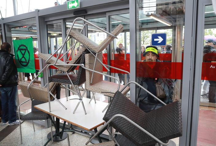 Climat Extinction Rebellion occupe un centre commercial à Paris