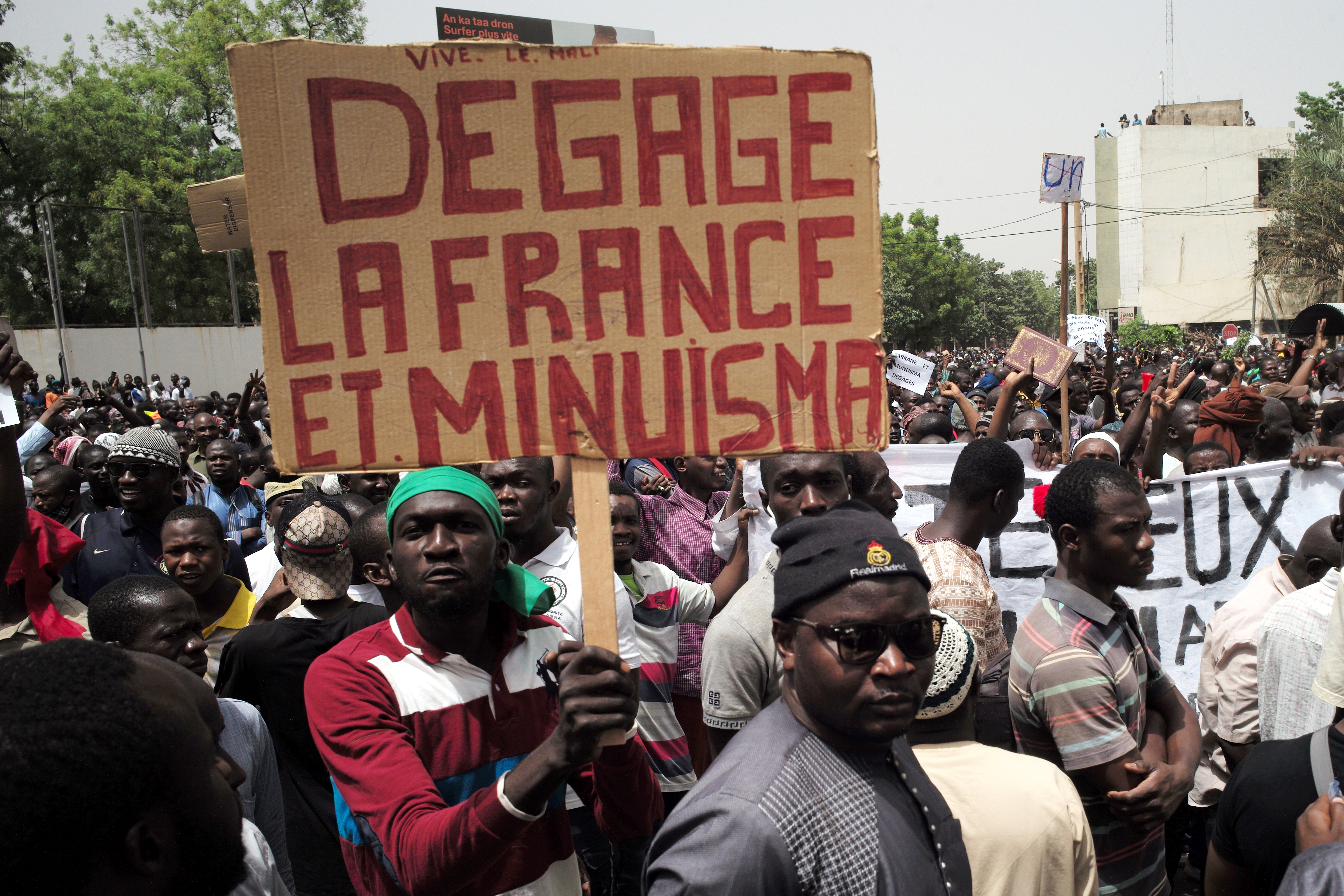 Des Dizaines De Milliers De Maliens Manifestent Contre Le Pouvoir Et La