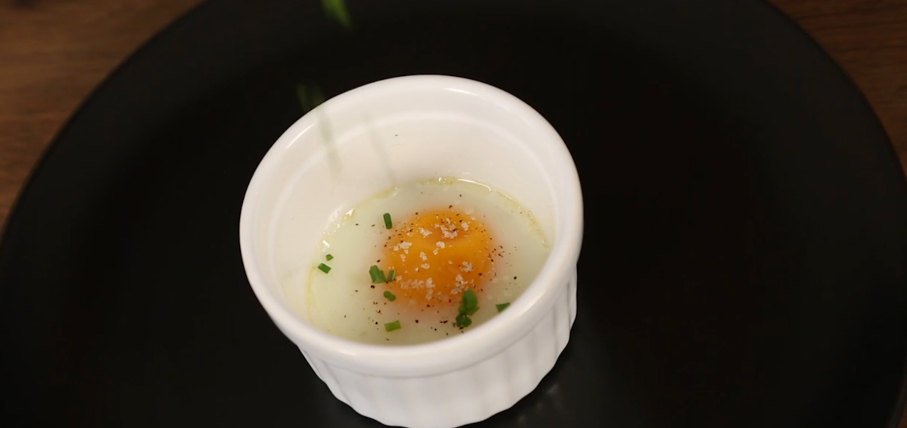 Mini cocottes cerise en céramique - recette d'œufs en cocotte