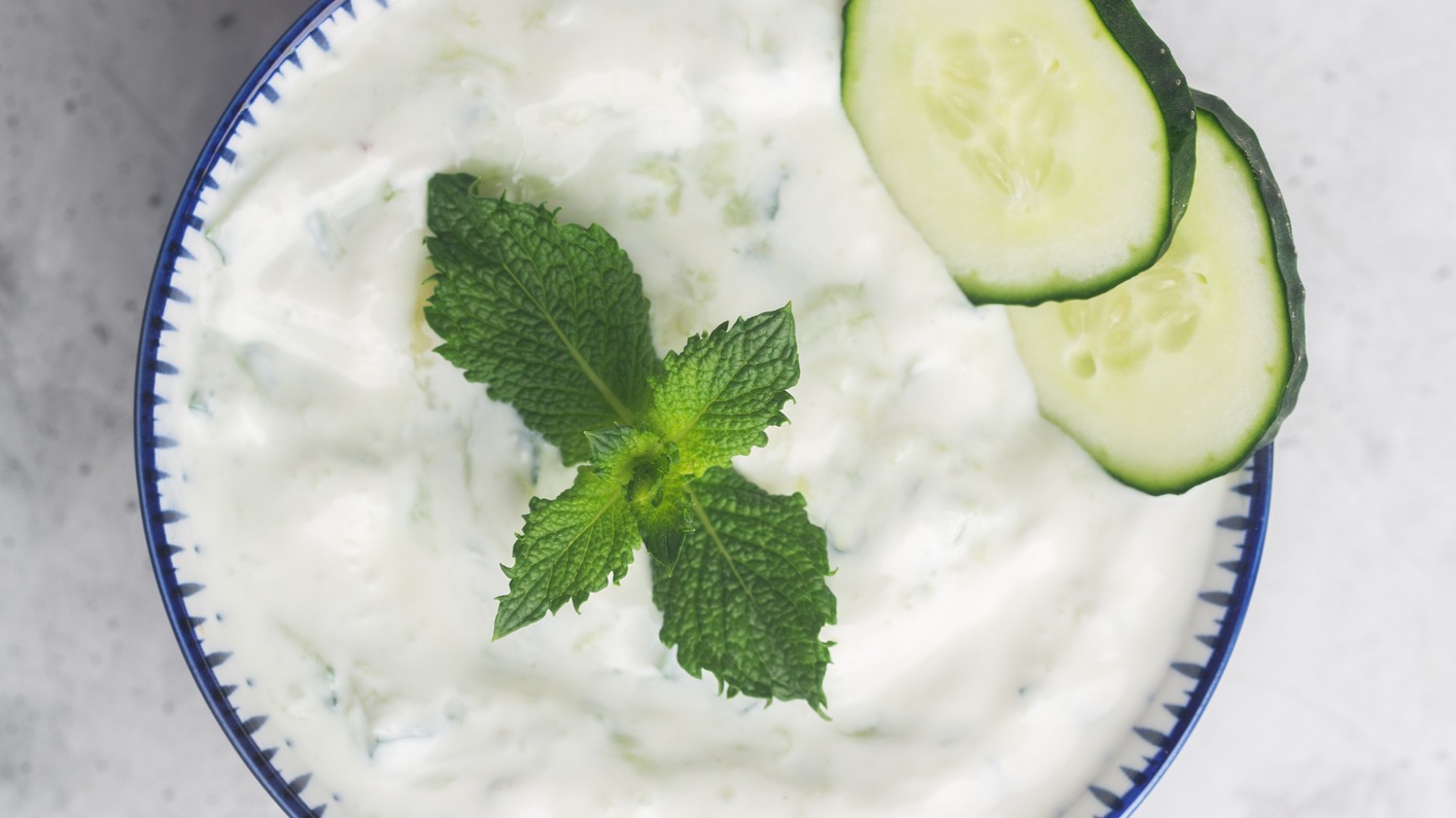 Raïta de concombre, petits pois et menthe au yaourt à la grecque