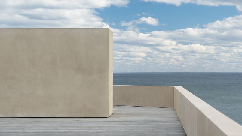 La «Maison de Montauk» conçue par l’architecte minimaliste John Pawson en 2013 pose ses formes simples sur Long Island, dans une petite vallée proche de l’océan atlantique.