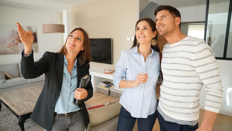 Un couple qui visite un appartement avec un agent immobilier, photo d’illustration.