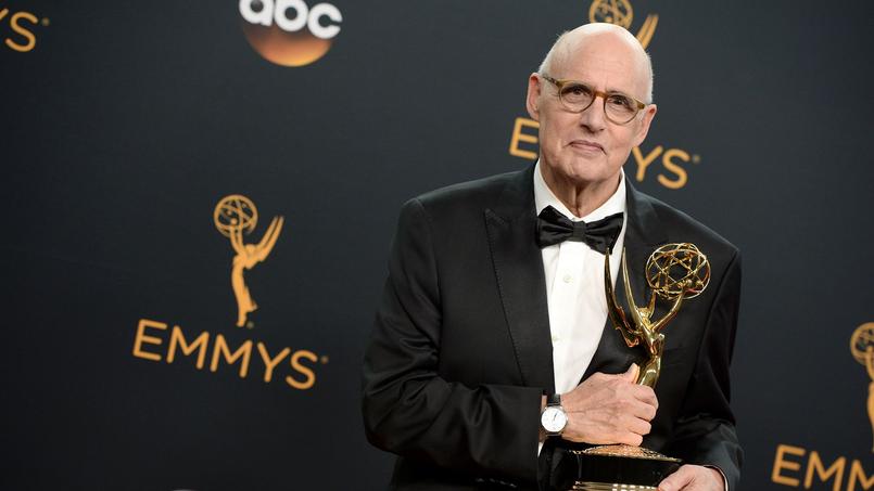 Jeffrey Tambor et son Primetime Emmy Awards remporté en 2016