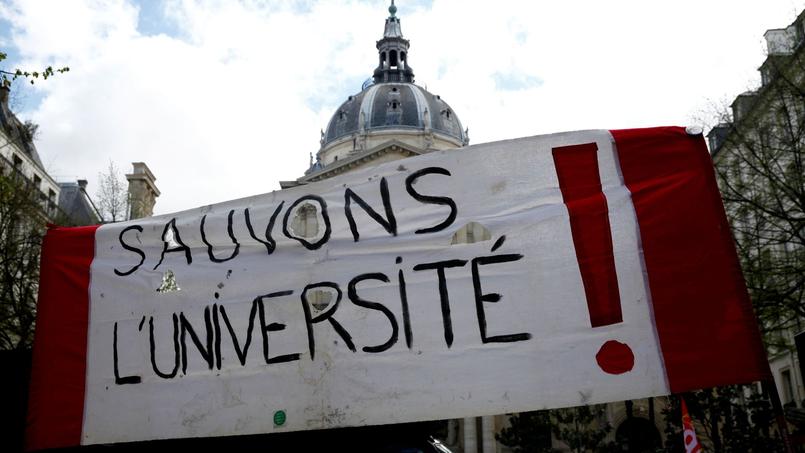 La Sorbonne a été évacuée la nuit dernière par la police — Paris La Sorbonne a été évacuée la nuit dernière par la police — Paris