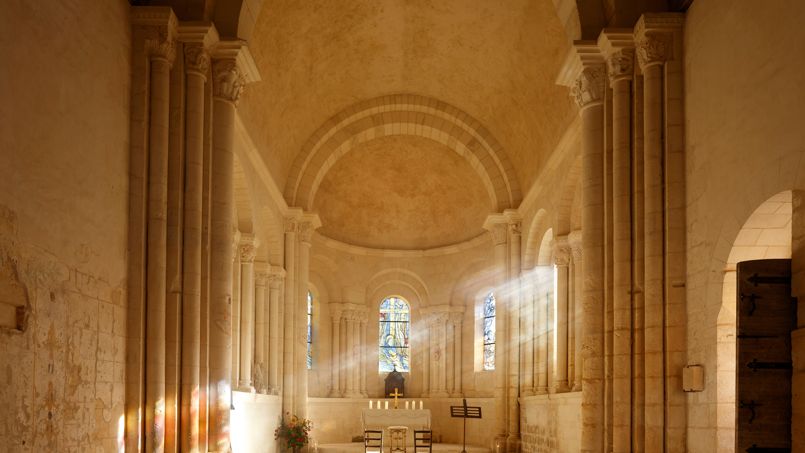 Le choeur et l’abside, à l’issue des travaux de restauration : d’une grande pureté architecturale, ils ont retrouvé leur aspect d’origine. 
