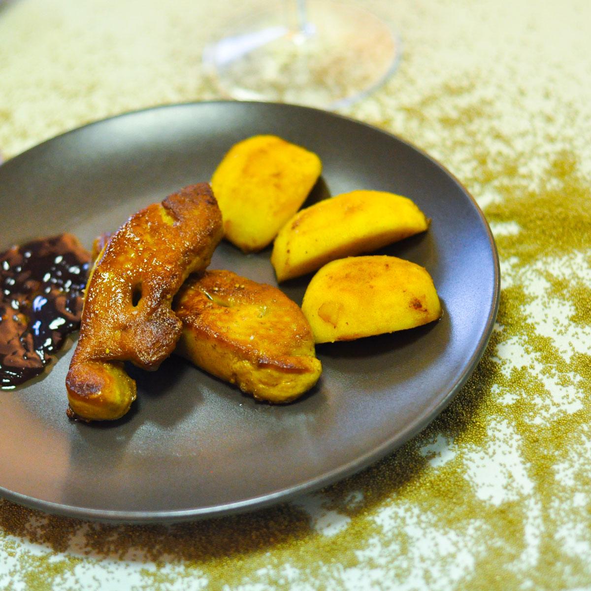 Foie gras poêlé aux pommes caramélisées