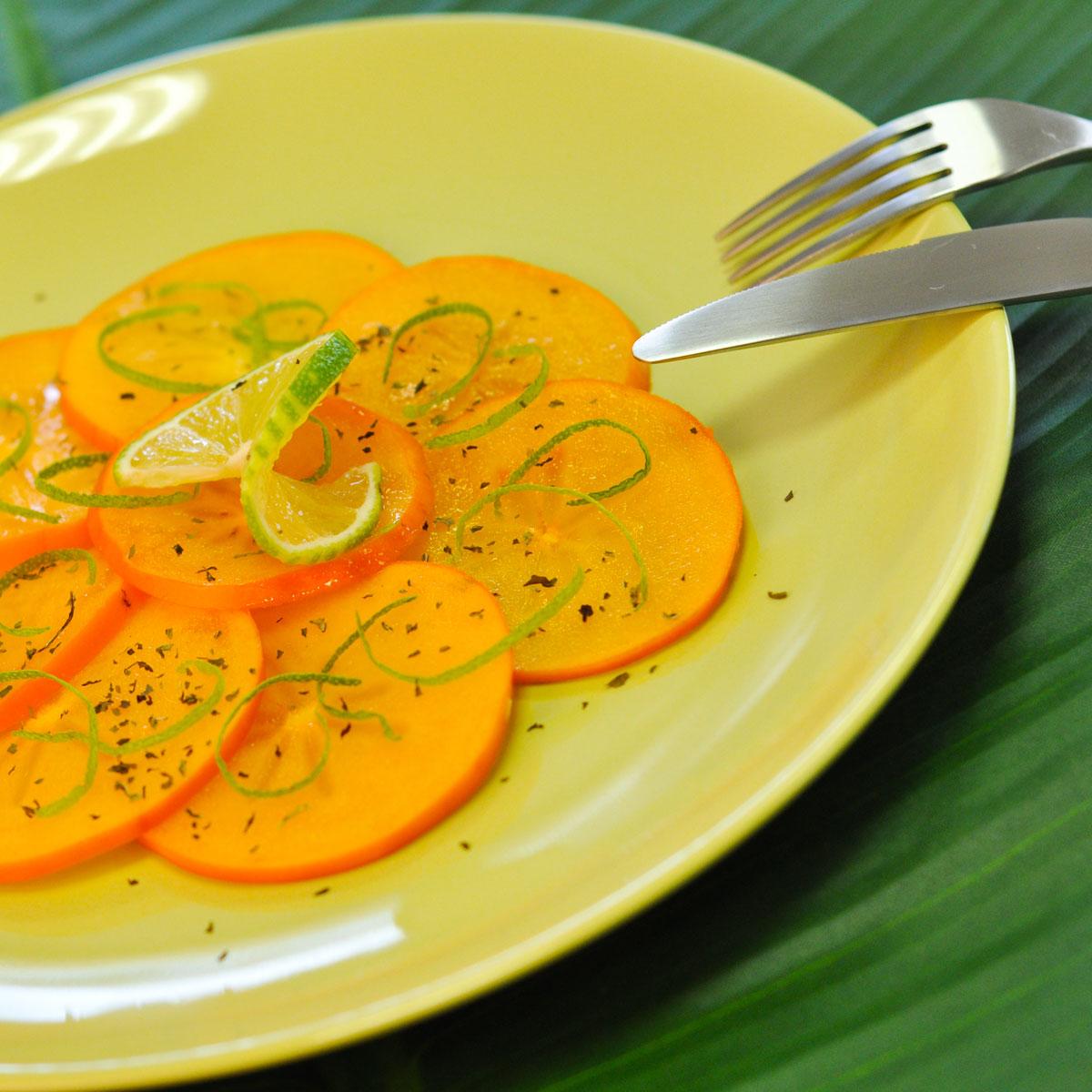 Recette carpaccio de kaki au citron vert et menthe Cuisine / Madame Figaro