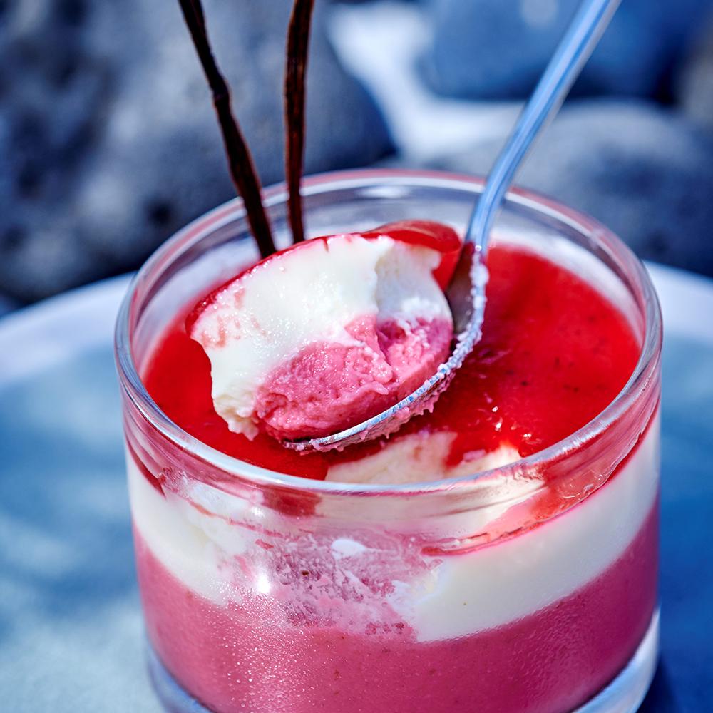 Recette panna cotta aux fruits rouges Cuisine / Madame Figaro
