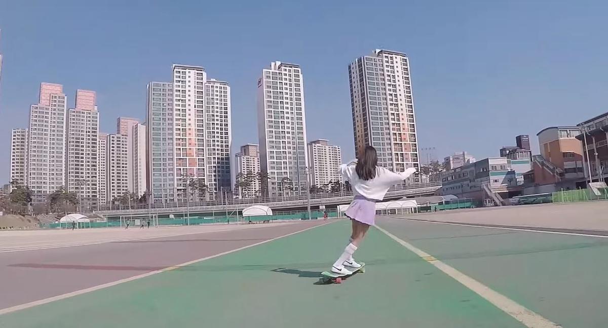 Ko Hyojoo, la Coréenne qui va vous faire aimer le longboard - Madame Figaro