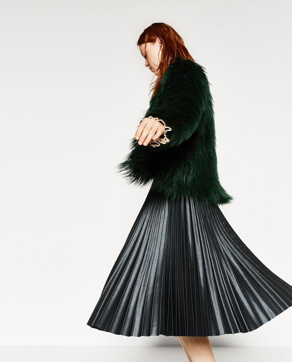 La jupe plissée prend une longueur d