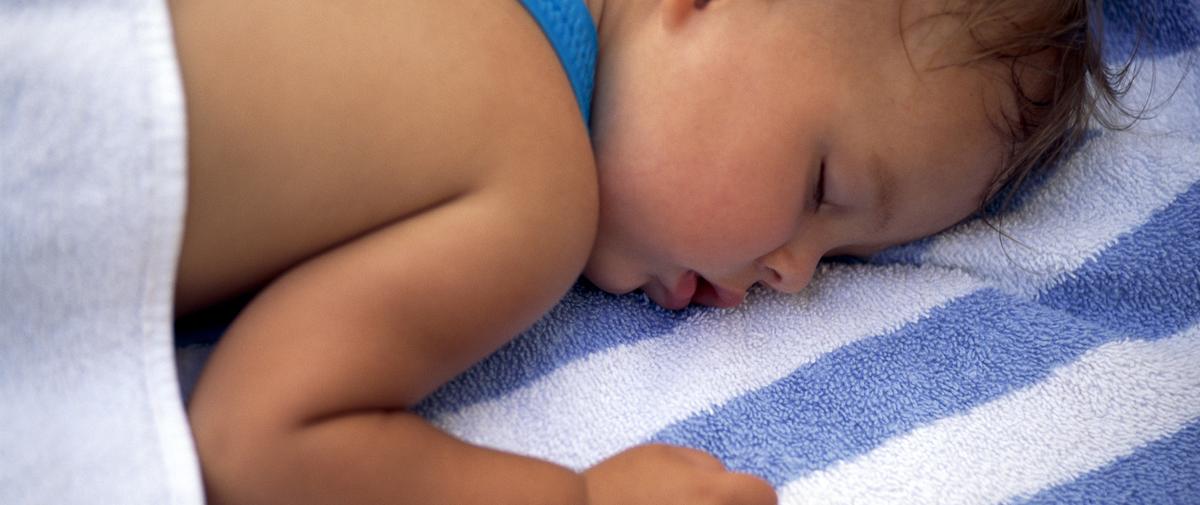 Canicule : les astuces pour aider les tout-petits à dormir quand il fait chaud