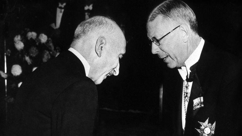 Francois Mauriac reçoit le prix Nobel de littérature le 6 novembre 1952 des mains du roi Gustave Adolphe de Suède à Stockholm.