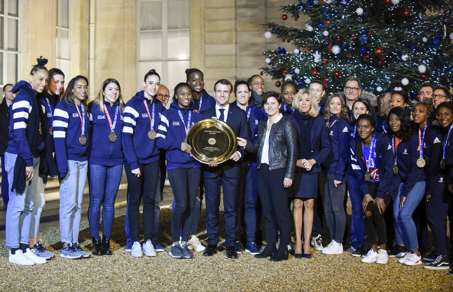 http://i.f1g.fr/media/ext/1500x1125/sport24.lefigaro.fr/var/plain_site/storage/images/autres-sports/diaporamas/les-bleues-recues-a-l-elysee/le-president-macron-et-l-equipe-de-france-de-handball-feminin/25249608-2-fre-FR/Le-President-Macron-et-l-equipe-de-France-de-Handball-feminin.jpg