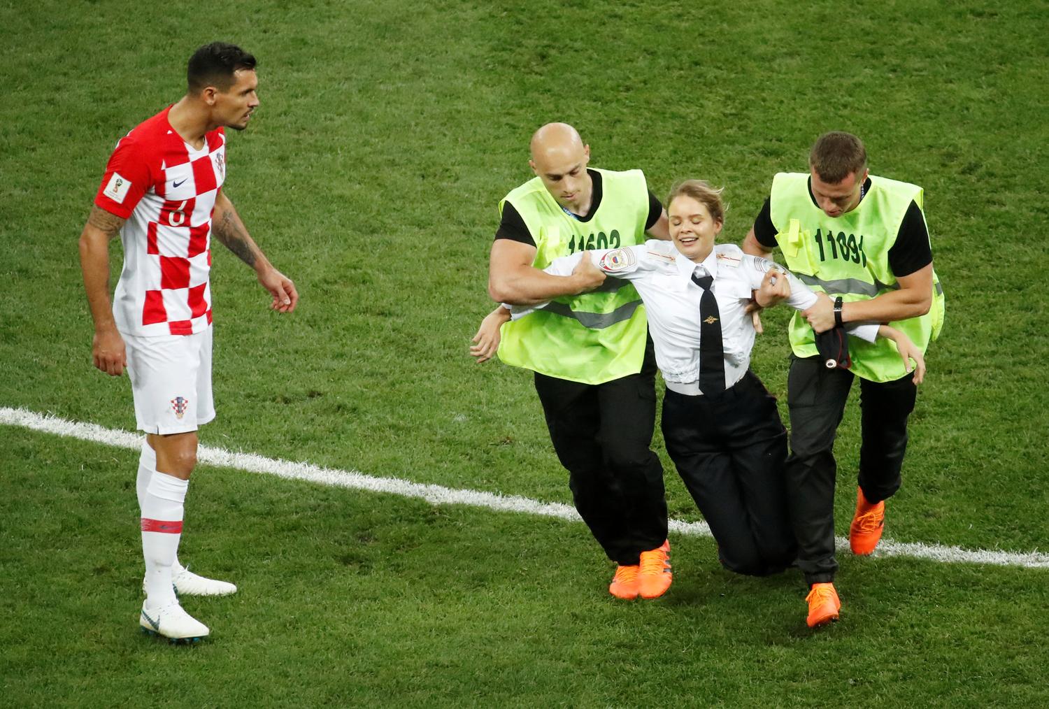 http://i.f1g.fr/media/ext/1500x1125/sport24.lefigaro.fr/var/plain_site/storage/images/football/coupe-du-monde/russie-2018/actualites/france-croatie-les-plus-belles-images-de-la-finale-de-la-coupe-du-monde/envahissement-de-terrain/24618957-1-fre-FR/Envahissement-de-terrain.jpg
