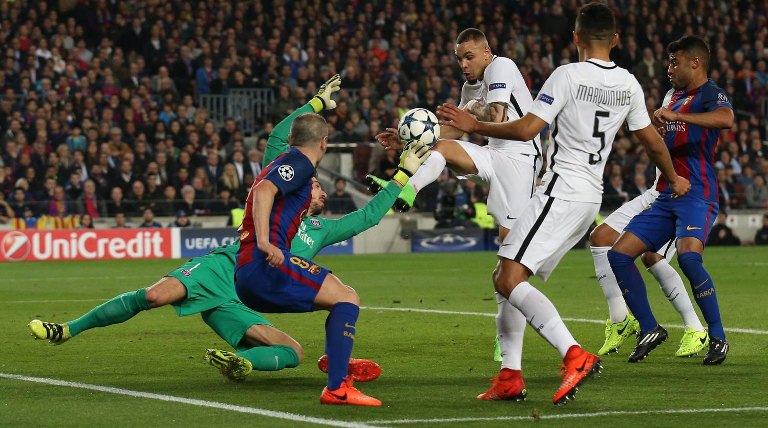 http://i.f1g.fr/media/ext/1500x1125/sport24.lefigaro.fr/var/plain_site/storage/images/football/diaporamas/barcelone-psg-la-debacle-parisienne-en-10-photos/le-csc-de-kurzawa/22715263-1-fre-FR/Le-CSC-de-Kurzawa.jpg