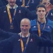 Le clapping des champions du monde dans un Bercy en fusion