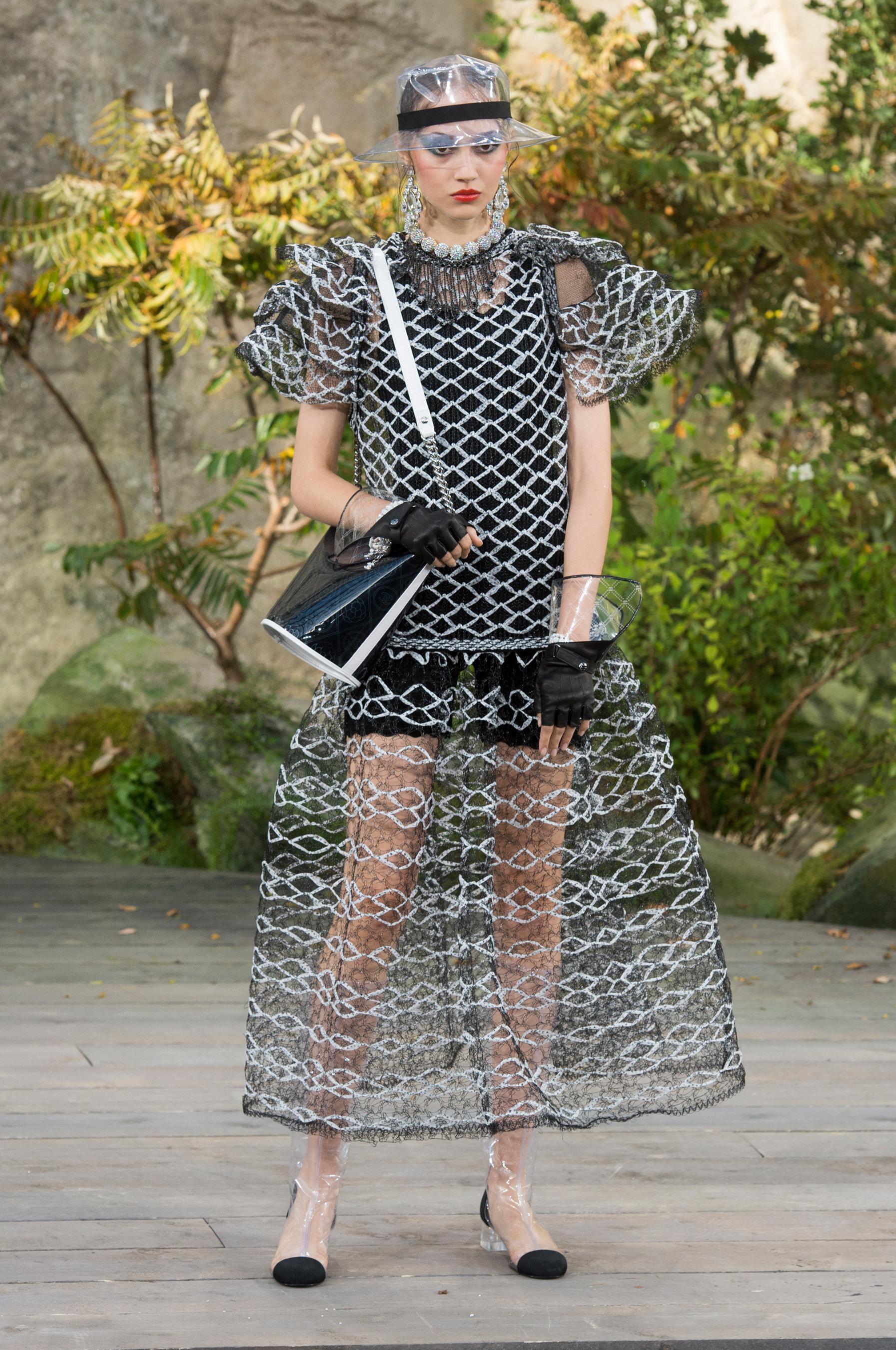 Défilé Chanel printemps,été 2018, Paris , Look 28.