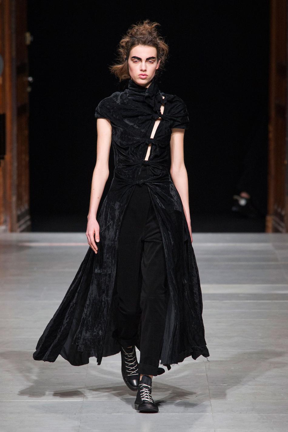 http://i.f1g.fr/media/ext/1900x1425/madame.lefigaro.fr/sites/default/files/img/2016/03/defile-aganovich-automne-hiver-2016-2017-paris-look-18.jpg