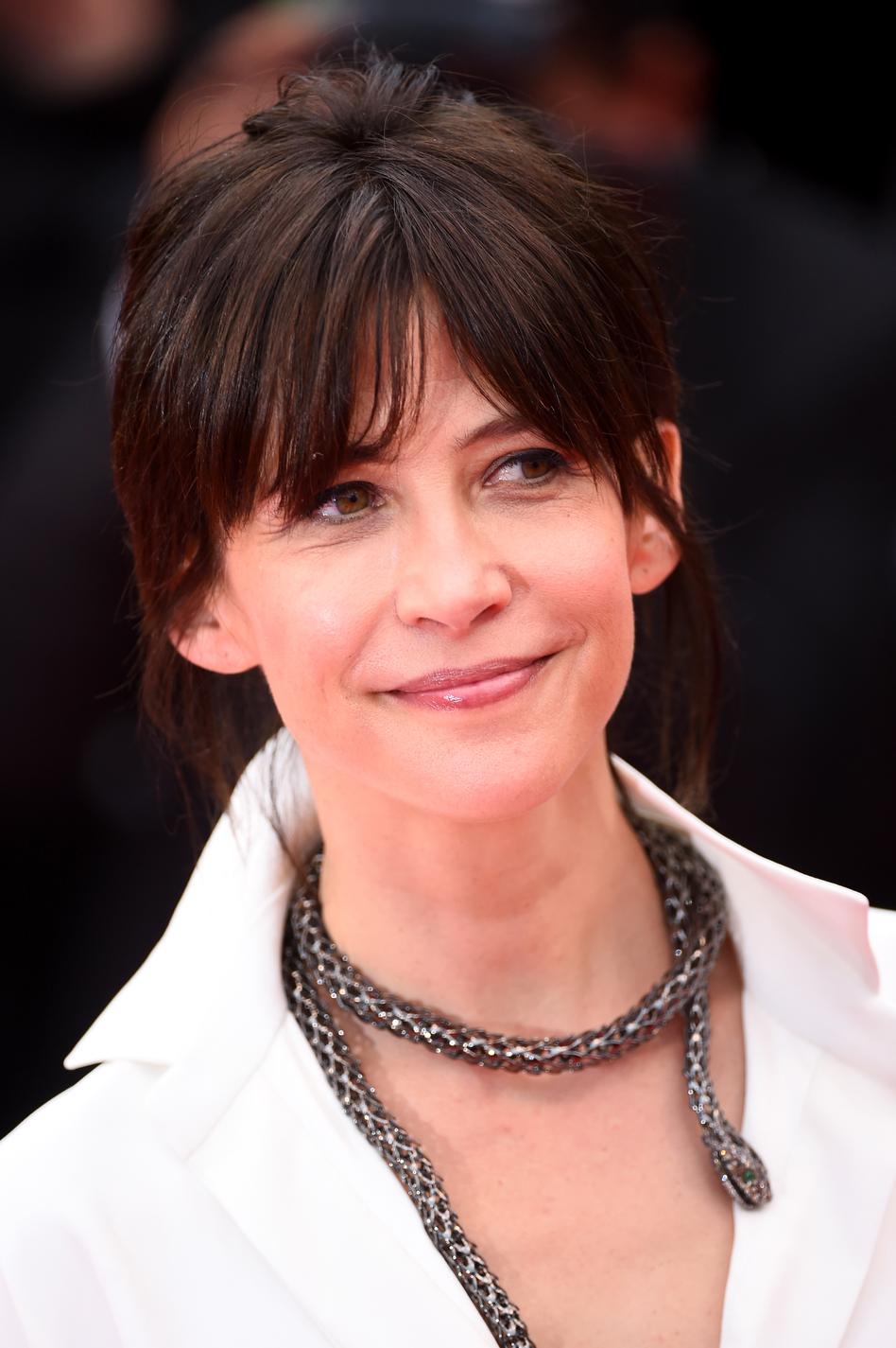 Les Plus Belles Coiffures De Sophie Marceau Le Chignon Haut Frange