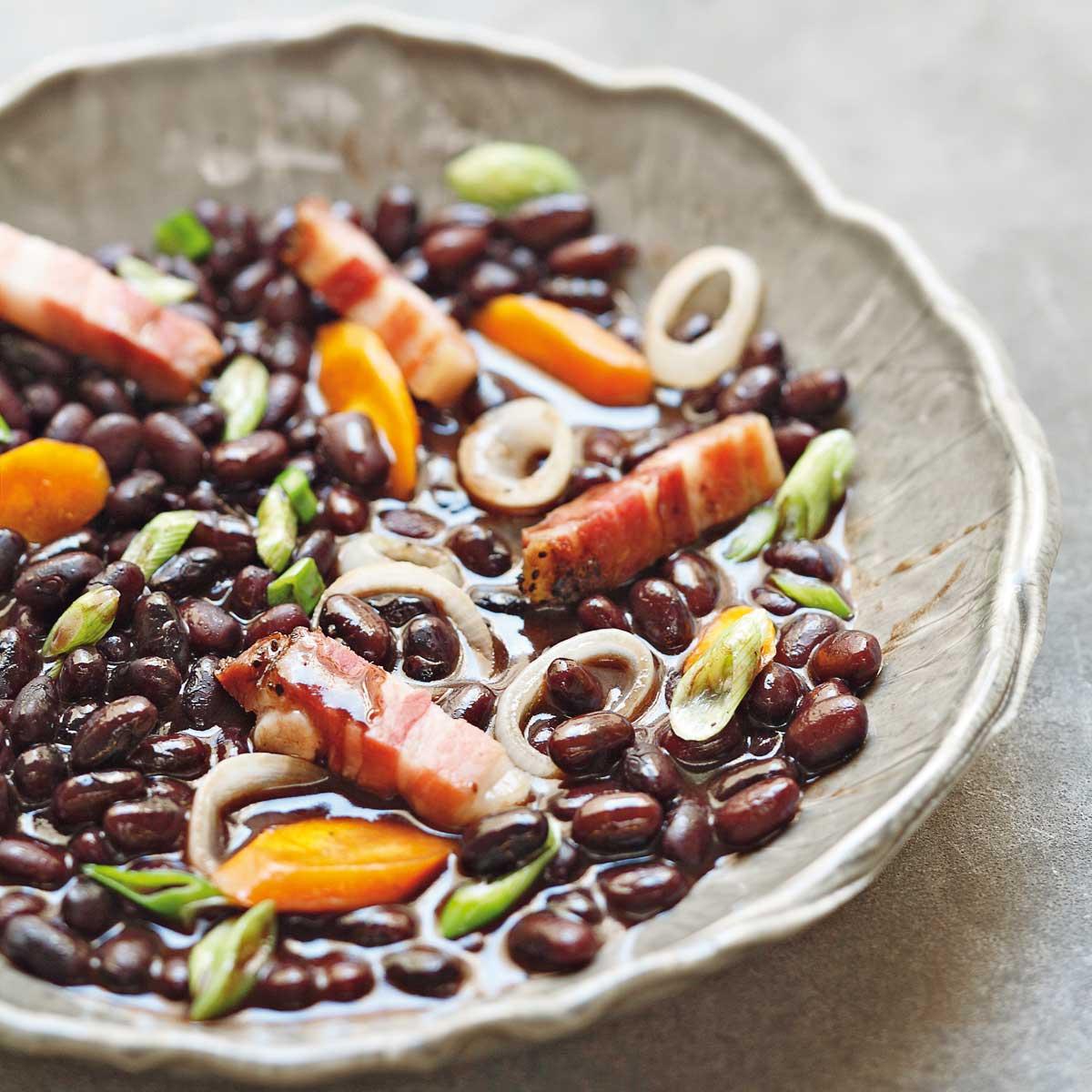 Recette haricots noirs aux lardons et aux oignons Cuisine / Madame Figaro