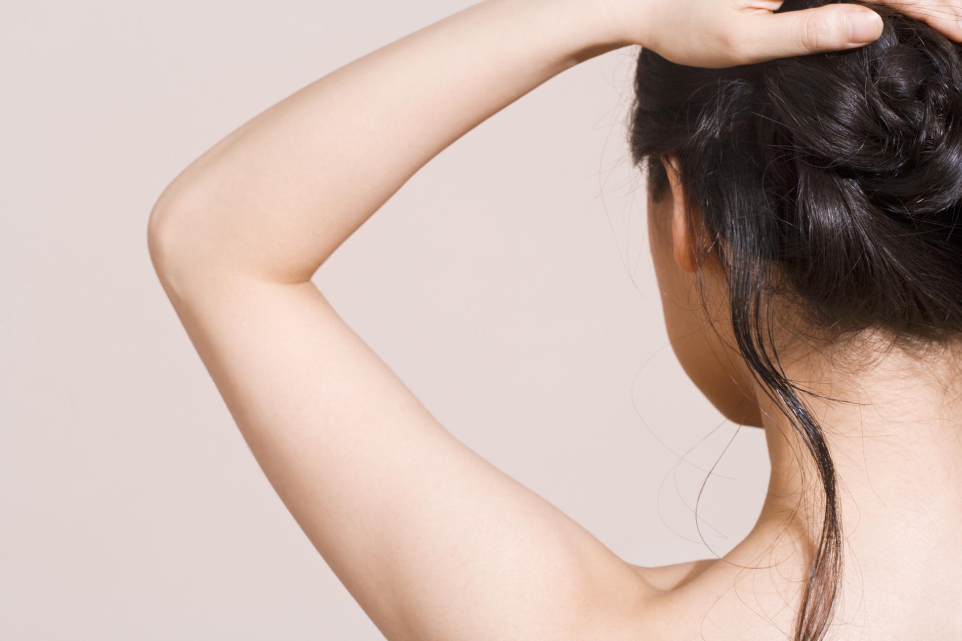 Comment faire un chignon sans élastiques ni pinces
