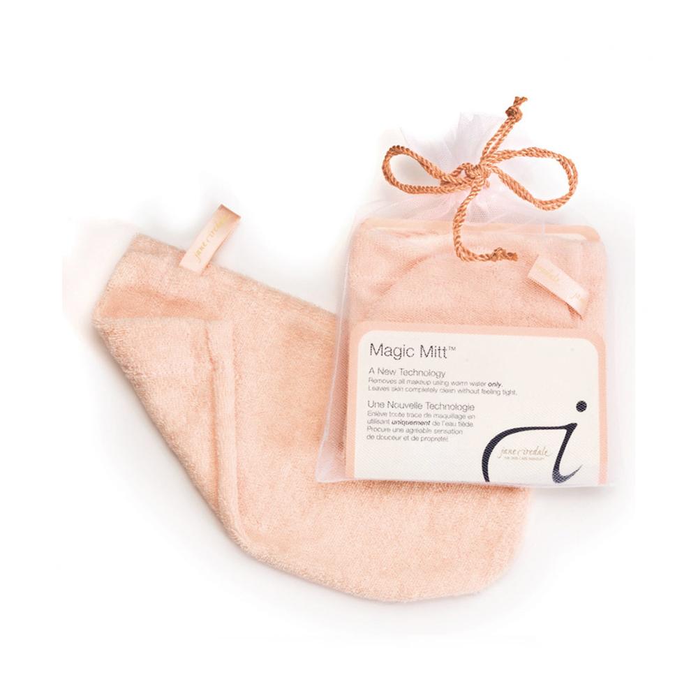 Cinq bonnes raisons d’adopter le gant démaquillant Madame Figaro
