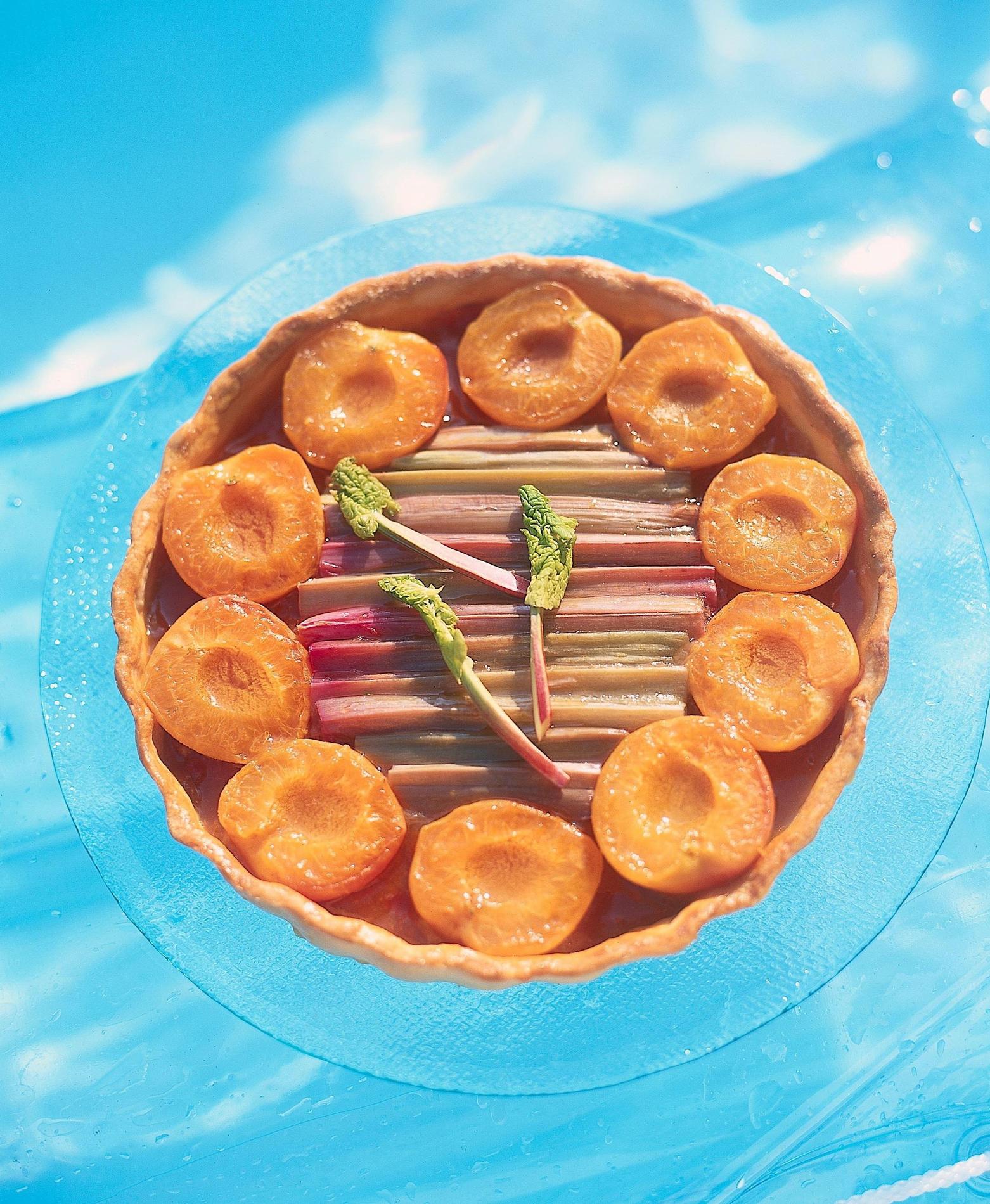 Recette tarte aux abricots et à la rhubarbe - Cuisine / Madame Figaro