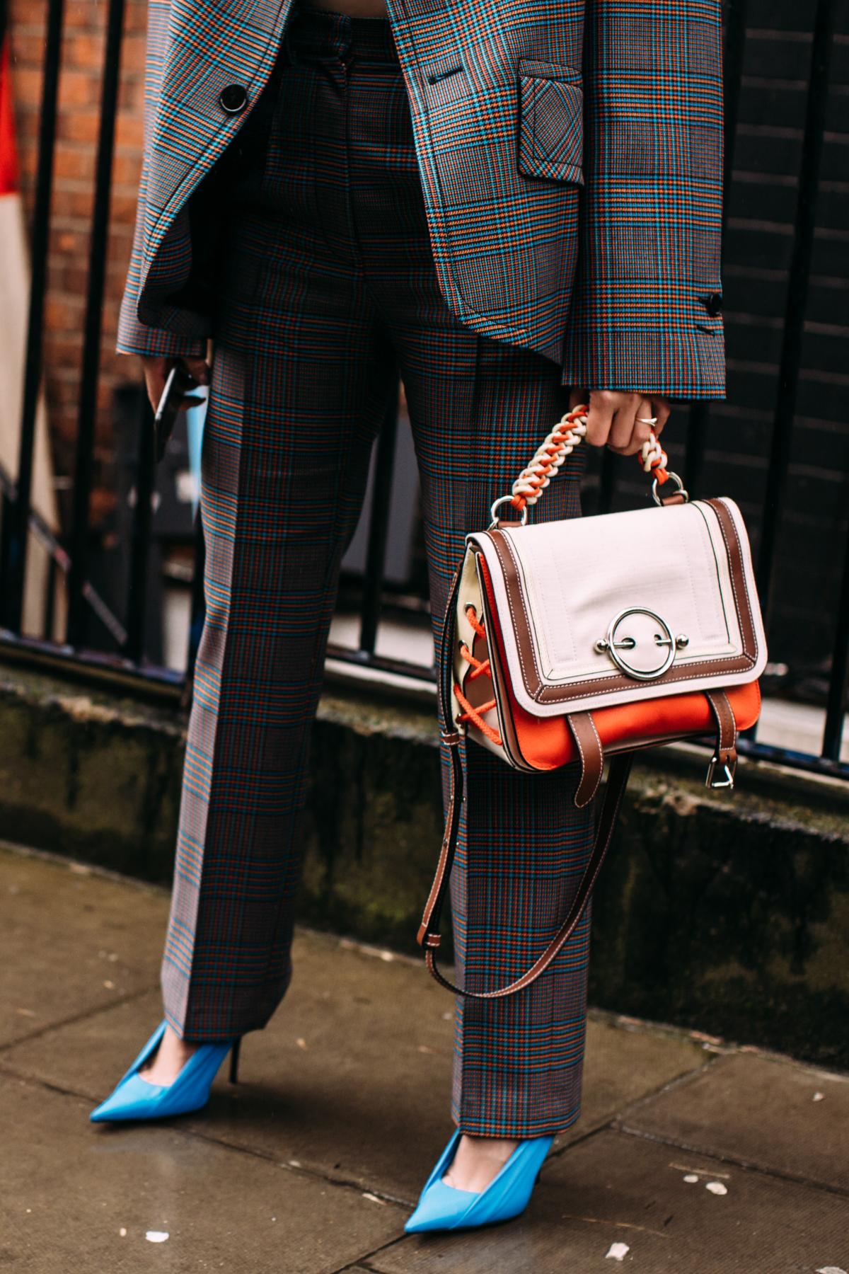 Zoom sur la très séduisante garde,robe bossy des invitées à la Fashion Week de Londres. (Londres, le 17 février 2019.)