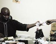 À Bamako, sur le bureau de ce grand marchand, plus de 20.000 euros d'or passent de main en main.