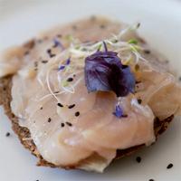 Carpaccio d'esturgeon fumé à froid Sturia à l'huile de bergamote, pistache, combava