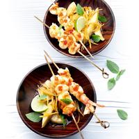 Brochettes de crevettes sur lit de céleri au gingembre