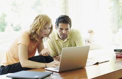 couple et ordinateur portable