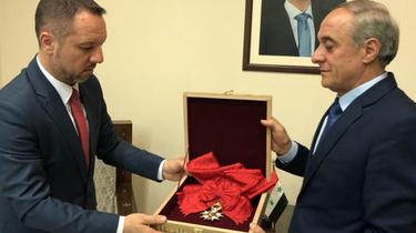 La Syrie rend la légion d'honneur d'Assad