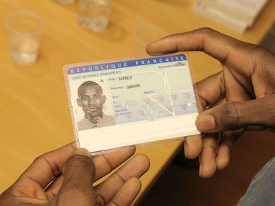 Lassana Bathily a reçu sa carte d'identité mi-décembre, après avoir été naturalisé le 20 janvier 2015. Crédits photo: Sacha Benitah
