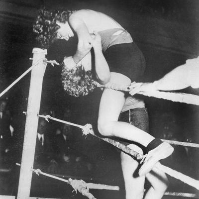 Clara Mortenson et Lucy Murphy, catcheuses dans les années 1940 Clara Mortenson et Lucy Murphy, catcheuses dans les années 1940