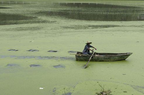 Une rivière polluée à Nanjing, en 2009.