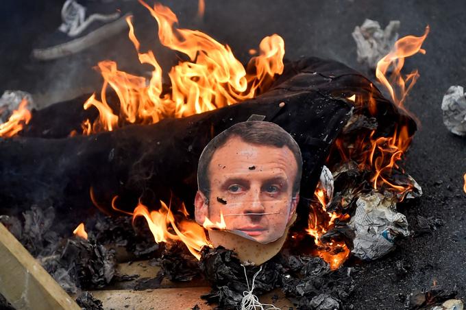 A Nantes, un mannequin à l'effigie d'Emmanuel Macron pendu et brûlé dans AC ! Brest 20180408PHOWWW00050