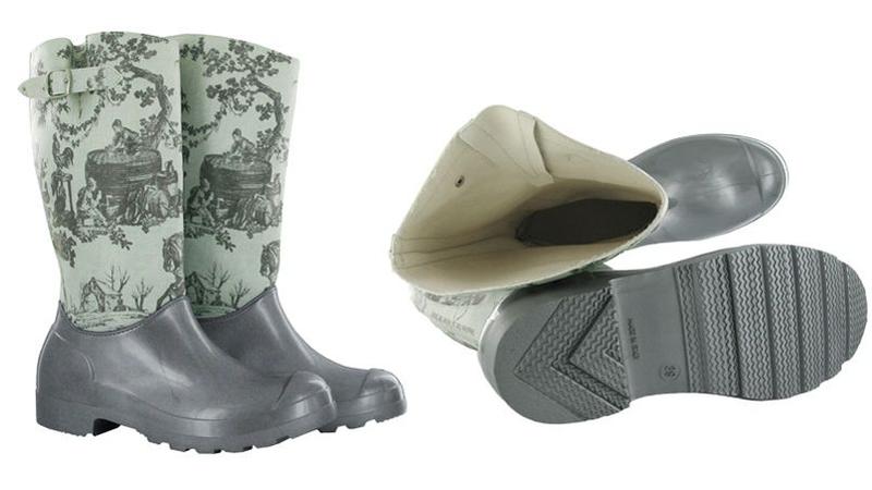 Bottes en motif Toile de Jouy, équipées d\u0027une sangle de serrage sur le côté. Doublure intérieure en coton. 63\u00268364; en vente notamment sur