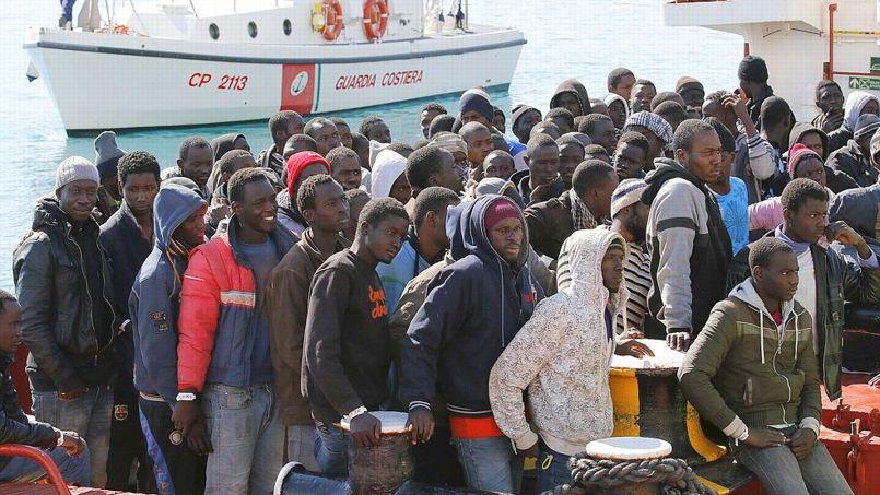 Des migrants arrivent au port de Pozzallo en Sicile dimanche.