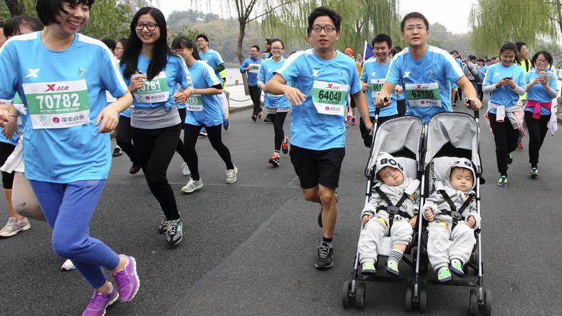 Un participant au marathon de Hangzhou et ses deux jumeaux âgés de 13 mois, le 2 novembre dernier.