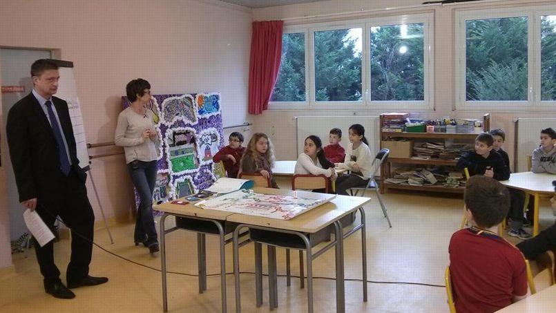 A l'aide d'un jeu de plateau, les enfants sont amenés à se poser des questions sur l'argent. ©Twitter/FBF